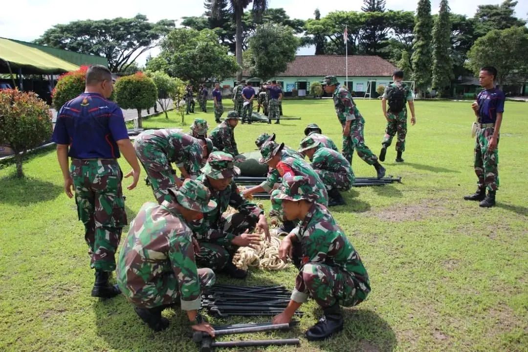 Lomba Bongkar Pasang Tenda Pacu Kemampuan Prajurit Yonbekang 2 Kostrad